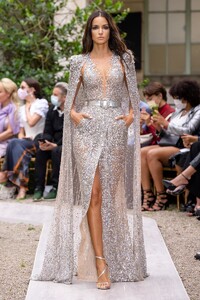 defile-zuhair-murad-automne-hiver-2021-2022-paris-look-17.thumb.jpg.5efa2b230b99686df6bdad0605a510d9.jpg