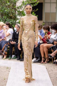 defile-zuhair-murad-automne-hiver-2021-2022-paris-look-20.thumb.jpg.f0bb162db699d95033e3d53621b1f6fa.jpg