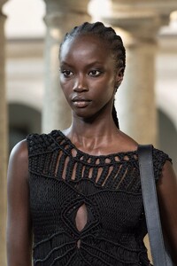 detail-defile-alberta-ferretti-printemps-ete-2022-milan-detail-12.thumb.jpg.290903a82487ee7a85e48cb8470153cf.jpg