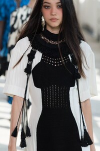 detail-defile-altuzarra-printemps-ete-2022-new-york-detail-50.thumb.jpg.a6fcf07c7cb4ebbc80667d203d2f3cd1.jpg