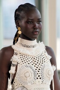 detail-defile-altuzarra-printemps-ete-2022-new-york-detail-95.thumb.jpg.f649cf48ef2cc6132e08670700678459.jpg