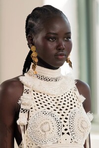 detail-defile-altuzarra-printemps-ete-2022-new-york-detail-96.thumb.jpg.cf4d26259baff117bcab1d453d2794ca.jpg
