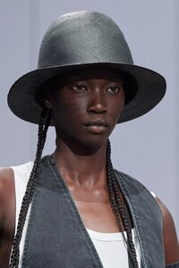 detail-defile-ann-demeulemeester-printemps-ete-2022-paris-detail-19.thumb.jpg.e4a94fc7b9300ca707ca40acb69f2769.jpg