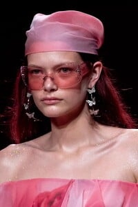 detail-defile-blumarine-printemps-ete-2022-milan-detail-63.thumb.jpg.3be26d6dd1e7ec964ff8b40ff008d840.jpg