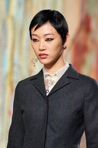 detail-defile-christian-dior-automne-hiver-2021-2022-paris-detail-27.thumb.jpg.71fcf69e76c4b0a3ffbefb73d2facb51.jpg