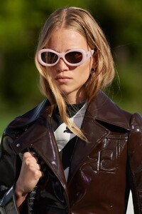 detail-defile-courreges-printemps-ete-2022-paris-detail-47.thumb.jpg.40a35f3cf8b836f506bc28de5a5e0bd3.jpg