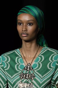detail-defile-etro-printemps-ete-2022-milan-detail-145.thumb.jpg.19dd28018e7fbf37aa28a7260c541cd6.jpg