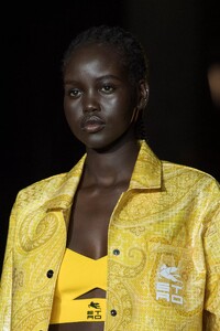 detail-defile-etro-printemps-ete-2022-milan-detail-19.thumb.jpg.9c87cb874a9abe8f38540ad990cd7721.jpg