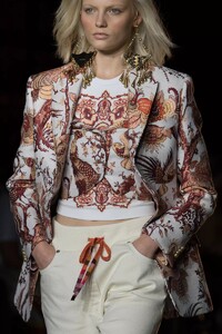 detail-defile-etro-printemps-ete-2022-milan-detail-4.thumb.jpg.28bdb4581dbead0f4113956087087ee8.jpg