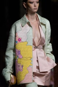 detail-defile-fendi-printemps-ete-2022-milan-detail-109.thumb.jpg.a77c6ec0212d4b04b0b73ff988018a76.jpg