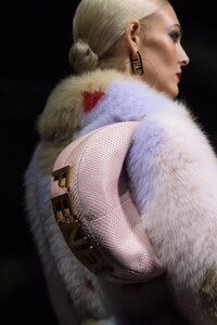 detail-defile-fendi-printemps-ete-2022-milan-detail-139.thumb.jpg.b0223c8523b068e765d96778325aa9f8.jpg