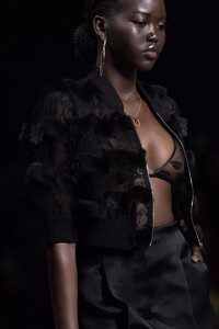detail-defile-fendi-printemps-ete-2022-milan-detail-155.thumb.jpg.a3b541ec233352e6a52dbd7856d91858.jpg