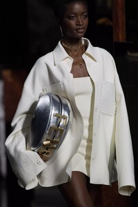 detail-defile-fendi-printemps-ete-2022-milan-detail-37.thumb.jpg.5c88ecb706042c47fe62ab59f3f7a72c.jpg