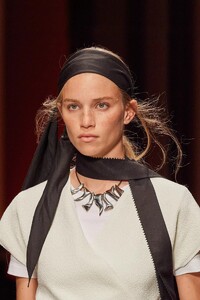 detail-defile-salvatore-ferragamo-printemps-ete-2022-milan-detail-118.thumb.jpg.326eea7381bb7aa086ba2664985573af.jpg