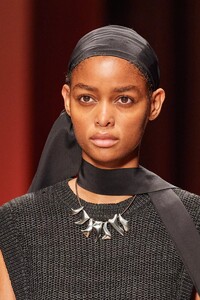 detail-defile-salvatore-ferragamo-printemps-ete-2022-milan-detail-204.thumb.jpg.2cdfeb8d579852be0beed20c108c6254.jpg