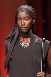 detail-defile-salvatore-ferragamo-printemps-ete-2022-milan-detail-51.thumb.jpg.01fe6c00949c5ac7f66ae2732e96ca2d.jpg