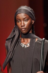 detail-defile-salvatore-ferragamo-printemps-ete-2022-milan-detail-52.thumb.jpg.9a013fc83124f45bd8a8b3007d4c3fab.jpg