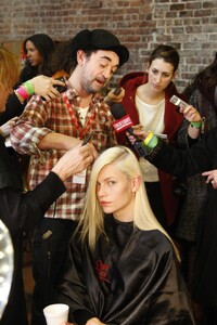 dkny-backstage05wwd.thumb.jpg.96a32c3221306d4c543a981284637a94.jpg