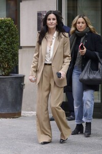 drew-barrymore-courteney-cox-and-melissa-barrera-in-new-york-city-03-05-2023-11.jpg