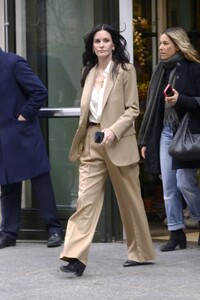 drew-barrymore-courteney-cox-and-melissa-barrera-in-new-york-city-03-05-2023-12.jpg