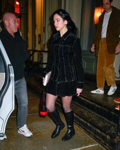 dua-lipa-at-charlotte-hornets-vs-new-york-knicks-game-in-new-york-03-07-2023-5.jpg