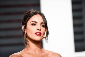 eiza-gonzalez-at-vanity-fair-oscar-2017-party-in-los-angeles-10.jpg