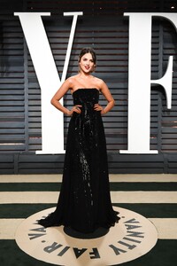 eiza-gonzalez-at-vanity-fair-oscar-2017-party-in-los-angeles-11.jpg