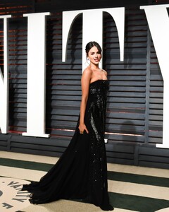 eiza-gonzalez-at-vanity-fair-oscar-2017-party-in-los-angeles-6.jpg