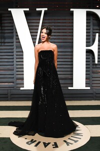 eiza-gonzalez-at-vanity-fair-oscar-2017-party-in-los-angeles-8.jpg