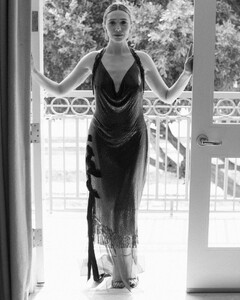 elizabeth-olsen-academy-awards-photo-shoot-march-2023-6.jpg