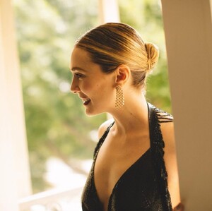 elizabeth-olsen-academy-awards-photo-shoot-march-2023-8.jpg