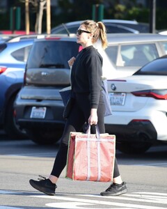 elizabeth-olsen-leaves-erewhon-market-in-los-angeles-03-08-2023-2.jpg