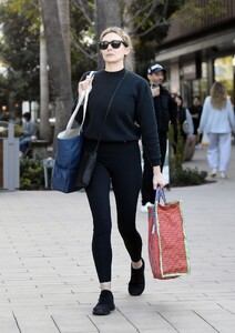 elizabeth-olsen-leaves-erewhon-market-in-los-angeles-03-08-2023-6.jpg