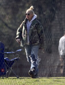 gwen-stefani-arrives-at-her-son-s-baseball-game-in-los-angeles-03-09-2023-1.jpg