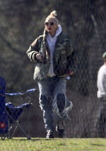 gwen-stefani-arrives-at-her-son-s-baseball-game-in-los-angeles-03-09-2023-2.jpg