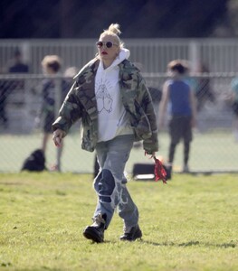 gwen-stefani-arrives-at-her-son-s-baseball-game-in-los-angeles-03-09-2023-3.jpg