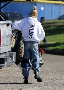 gwen-stefani-arrives-at-her-son-s-baseball-game-in-los-angeles-03-09-2023-4.jpg