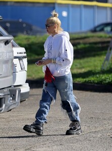 gwen-stefani-arrives-at-her-son-s-baseball-game-in-los-angeles-03-09-2023-5.jpg