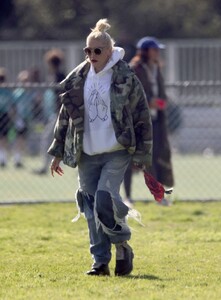 gwen-stefani-arrives-at-her-son-s-baseball-game-in-los-angeles-03-09-2023-6.jpg