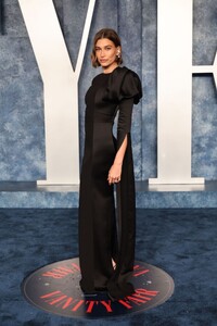 hailey-bieber-at-vanity-fair-oscar-party-in-beverly-hills-03-12-2023-0.jpg