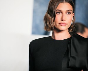 hailey-bieber-at-vanity-fair-oscar-party-in-beverly-hills-03-12-2023-2.jpg