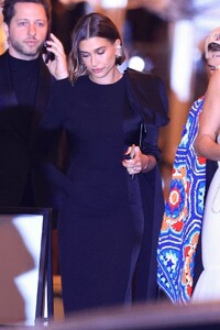 hailey-rhode-bieber-and-justin-bieber-leaving-the-2023-vanity-fair-oscar-party-03-12-2023-3.thumb.jpg.4006fc2c7029e58c58f42fba977f7b2f.jpg