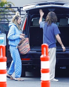 heidi-klum-and-tom-kaulitz-bring-their-dog-to-the-vet-in-studio-city-02-19-2023-4.jpg