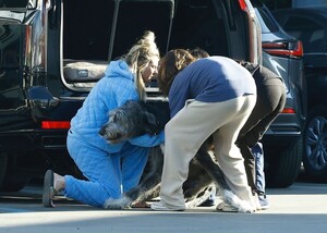 heidi-klum-and-tom-kaulitz-bring-their-dog-to-the-vet-in-studio-city-02-19-2023-7.jpg