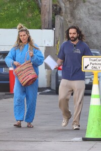 heidi-klum-and-tom-kaulitz-bring-their-dog-to-the-vet-in-studio-city-02-19-2023-9.jpg