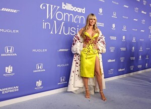 heidi-klum-at-billboard-women-in-music-awards-in-inglewood-03-01-2023-0.jpg