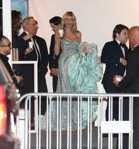 heidi-klum-leaves-vanity-fair-oscar-party-in-beverly-hills-03-12-2023-4.jpg