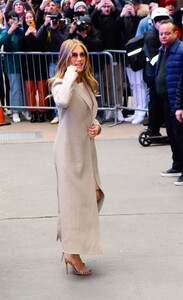 jennifer-aniston-arrives-at-good-morning-america-in-new-york-03-22-2023-0.jpg