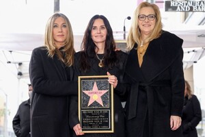 jennifer-aniston-at-courteney-cox-s-walk-of-fame-ceremony-in-hollywood-02-27-2023-6.jpg