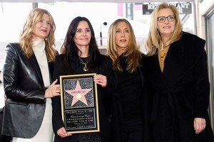 jennifer-aniston-at-courteney-cox-s-walk-of-fame-ceremony-in-hollywood-02-27-2023-7.jpg